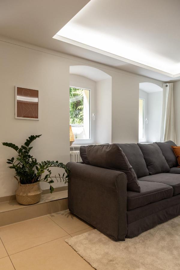 Spacious In Hemholtzkiez Prenzlauer Berg For 8 People Hiddenseer Appartement *